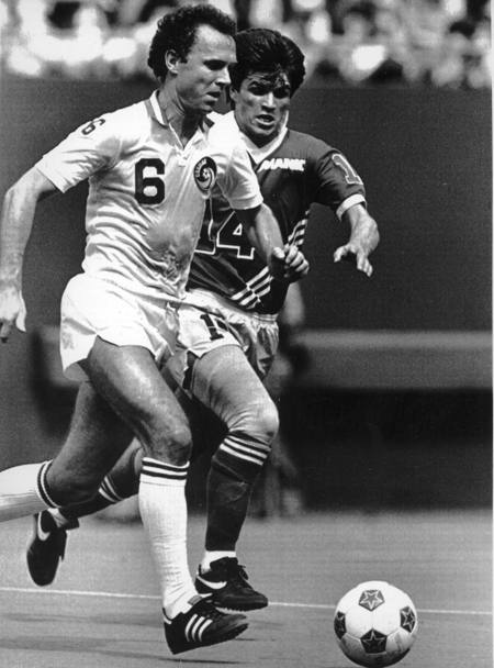 Nel 1977 Beckenbauer si trasferisce negli Usa: gioca nei New York Cosmos (Upi)